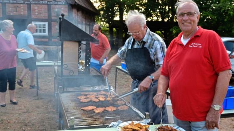 Leckeres vom Grill ließen sich Vorsitzender Frank Schröder (r.) und die Mitglieder des Fördervereins Gut Varrel am Samstag schmecken. 