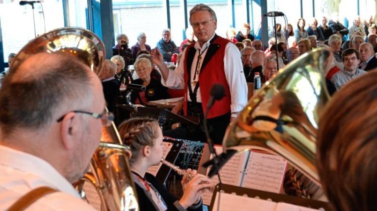 Der von Andreas Hiller geleitete Musikzug Bookholzberg hat über 150 Besuchern ein mitreißendes Konzert geboten. 