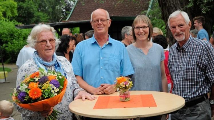 Blumen gab es für Edith Huge, Marmeladenbudenfrau der ersten Stunde – hier mit (von links): Uwe Dirsus, Christiane Mix und Erhard Klausmeyer. 