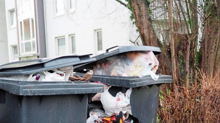 In einzelnen Stadtteilen Delmenhorsts kam es immer wieder zu Schäden und wild herumliegenden Müll. Ein Ident-System soll zumindest mehr Kontrolle in die Abfuhr bringen können. Archivfoto: Kai Hasse