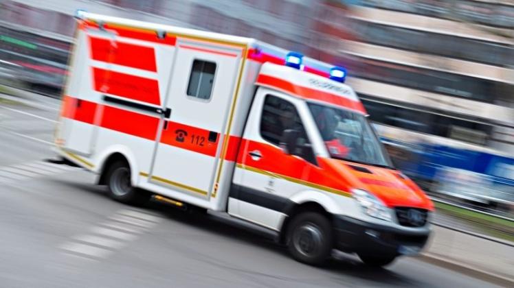 Die bei dem Unfall in der Gemeinde Westoverledingen verletzte 19-jährige Bremerin wurde in ein Krankenhaus gebracht. Symbolfoto: Nicolas Armer/dpa