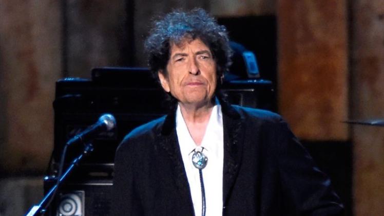 Seltenes Fotografenglück: Bei Bob Dylans Konzerten herrscht strengstes Fotografierverbot. Auf diesem Foto nimmt er 2015 die Ehrung zur „Musicares Person des Jahres“ der Charityorganisation Musicars entgegen. 