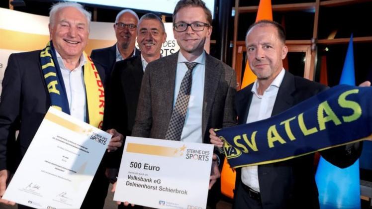 Gut drauf: Atlas-Chef Manfred Engelbart (links) nahm den Förderpreis für seinen Verein entgegen. Vorgeschlagen wurde der SV Atlas Delmenhorst von der Volksbank Delmenhorst-Schierbrok, vertreten durch Vorstand Wolfgang Etrich. 