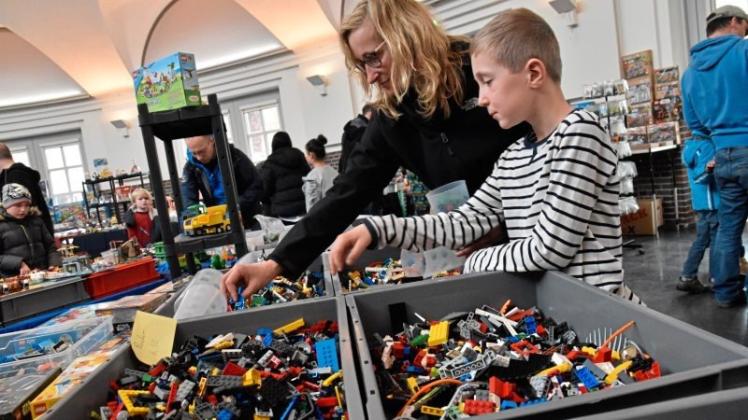 Lasse (8) Rummler mit Mutter Vivien Rummler aus Bookholzberg sucht nach geeigneten Bauteilen für seine Lego-Stadt. 