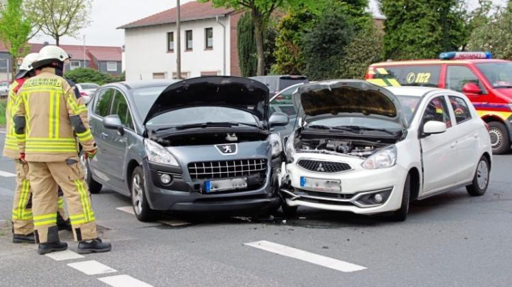 Weil eine 20-jährige Autofahrerin ein Fahrzeug übersah, krachte es am Samstagvormittag auf der Adelheider Straße in Delmenhorst. Weil eine 20-jährige Autofahrerin ein Fahrzeug übersah, krachte es am Samstagvormittag auf der Adelheider Straße in Delmenhorst.