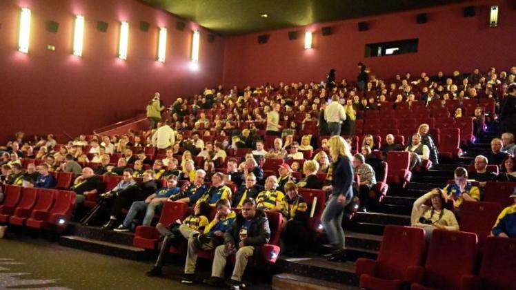 Ein Kino in blau und gelb: Im Maxx in Delmenhorst feierte die Dokumentation „Die Rückkehr des SV Atlas“, die die Produktionsfirma Jute Medien erstellt hatte, ihre Premiere. Anschließend verabschiedete der Verein seinen scheidenden Vorsitzenden Jörg Borkus. 