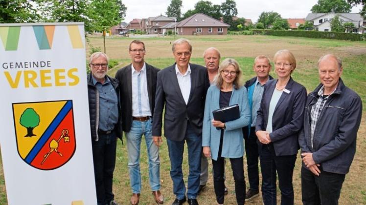 Am geplanten Bauprojekt hinter dem Bürgerhaus in Vrees beteiligt sind (von links) Gerd Rieken, Ralph Deitermann, Heribert Kleene, Alfons Schrandt, Ingrid Heineking, Ludger Dierkes, Talke Hinrichs-Fehrendt und Wilhelm Sap. 
