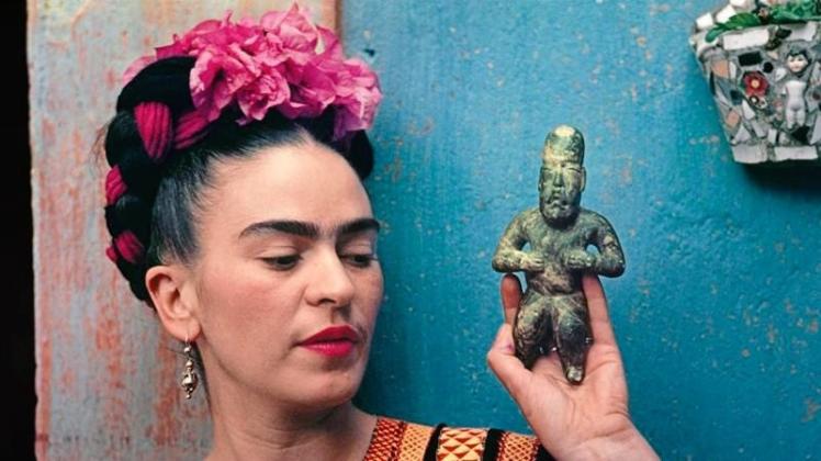 Frida Kahlo 1939 mit einer olmekischen Figur. 