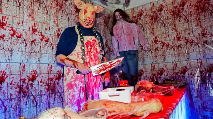 Ein Schwein als Schlachter: Mit blutrünstigen Szenen wie dieser stieß der „Turm des Schreckens“ im Oktober 2018 auch auf Kritik, vor allem, weil viele Kinder unter den Gästen waren. 