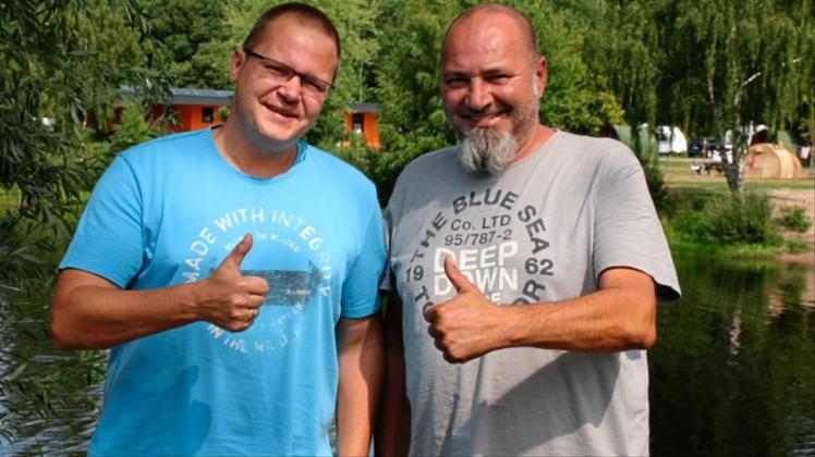 Pyrotechniker Thorsten Runge (l.) und Rik Geiger, Betreiber des Campingplatzes am Falkensteinsee, freuen sich, dass das verschobene Feuerwerk nun doch starten kann. 