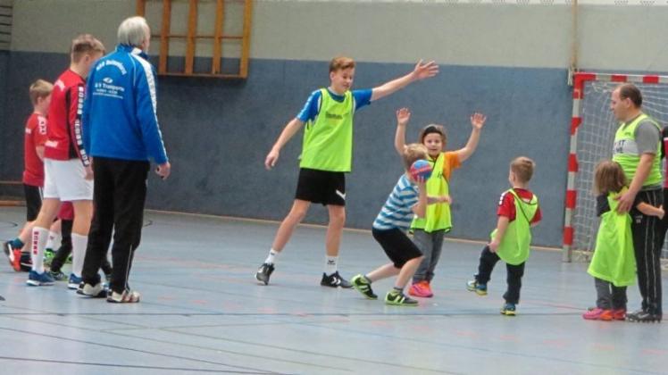 Spaß und Bewegung nach den Feiertagen: Das war das erfolgreich umgesetzte Ziel des Handball-Familientages der HSG Delmenhorst, zu dem sich 67 Jugendliche und Eltern in der Wehrhahnhalle eingefunden hatten. 