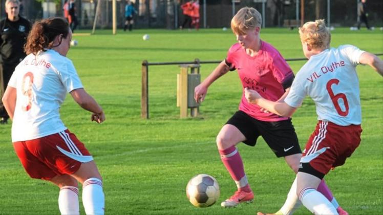 Möchten ihre Gegenspielerinnen auch in der kommenden Saison möglichst oft aussteigen lassen: die Landesliga-Fußballerinnen des TV Jahn II um Celin Behm. Möchten ihre Gegenspielerinnen auch in der kommenden Saison möglichst oft aussteigen lassen: die Landesliga-Fußballerinnen des TV Jahn II um Celin Behm.