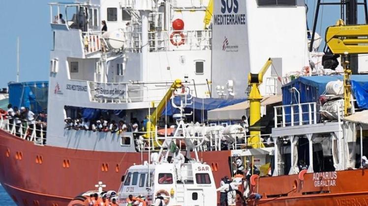 Ein Schiff der italienischen Küstenwache legt an der „Aquarius“ an. 
