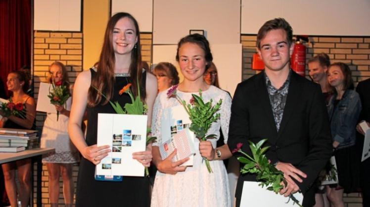 Die drei besten Abiturienten 2018 sind Bentje Jantzen, Lea Voth und  Thorben Welling. 