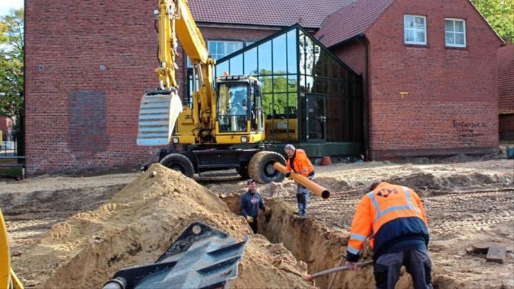 Mit der Verlegung des Schulpadds sind aktuell die Arbeiter im Außenbereich der alten Hauptschule beschäftigt. Mit der Verlegung des Schulpadds sind aktuell die Arbeiter im Außenbereich der alten Hauptschule beschäftigt.