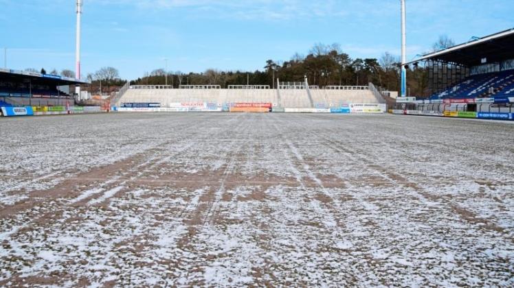 Eine dünne Schneeschicht über vereisten Boden: Der Platz in der Hänsch-Arena ist nicht bespielbar. Die für Samstag geplante Partie des SV Meppen gegen Carl Zeiss Jena fällt aus. 
