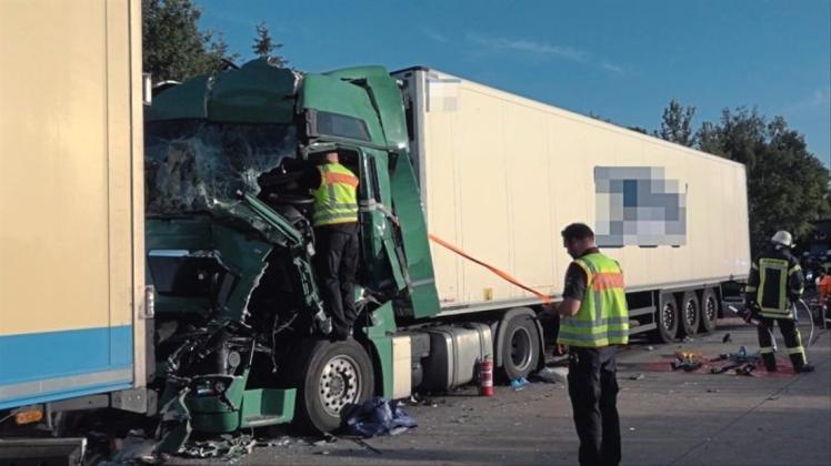 Zwei Lastwagenfahrer sind bei einem Unfall auf der A1 bei Groß Ippener schwer verletzt worden. 