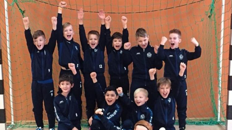 Gewohnte Siegerpose: Die F-Junioren des TSV Ganderkesee jubeln über die Futsal-Kreismeiterschaft. 
