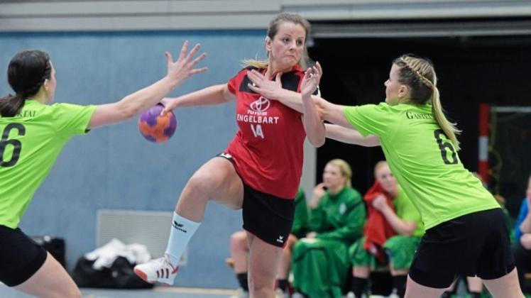 Seit drei Spielen sieglos: die Landesliga-Handballerinnen der HSG Delmenhorst um Albulena Hoxha (Mitte). 