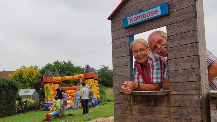 Petra und Herbert Schürmann in der „Kombüse“ – sie haben die Seeräuberküche selbst für den Spielplatz gebaut. 