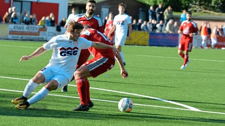 Zwei Rivalen, ein Ziel: Der VfL Wildeshausen (links Maximilian Seidel) und der SV Brake wollen den Titel in der Fußball-Bezirksliga II holen. Zwei Rivalen, ein Ziel: Der VfL Wildeshausen (links Maximilian Seidel) und der SV Brake wollen den Titel in der Fußball-Bezirksliga II holen.