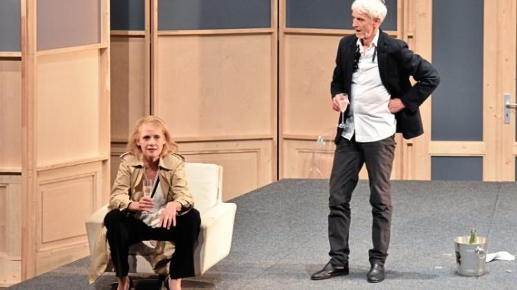 Ihrer Ehe tut die Wahrheit nicht gut: Alexandra von Schwerin und Mathieu Carrière als Marianne und Serge im Theaterstück „Die Wahrheit und nichts als die Wahrheit“. Ihrer Ehe tut die Wahrheit nicht gut: Alexandra von Schwerin und Mathieu Carrière als Marianne und Serge im Theaterstück „Die Wahrheit und nichts als die Wahrheit“.