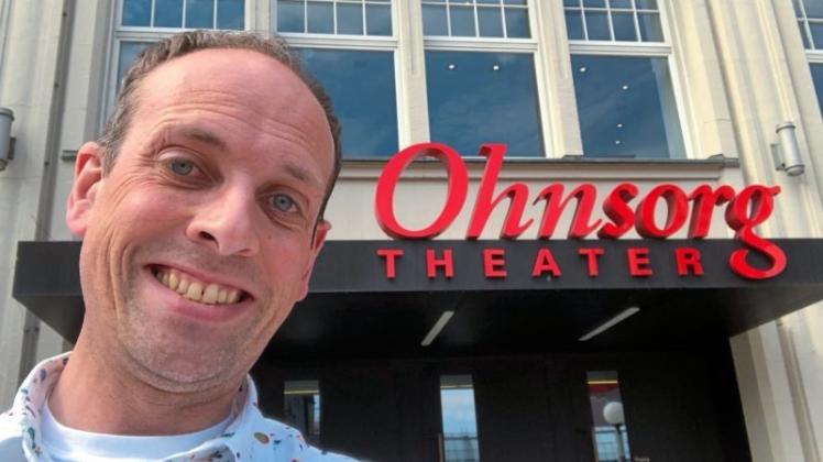 Stolz im Selfie-Modus: Markus Weise vorm Hamburger Ohnsorg Theater, dem plattdütschen Olymp. Dort wird bald das von ihm ins Plattdeutsche übersetzte Stück „Kalenner Deerns“ („Kalender Girls“) gespielt. 