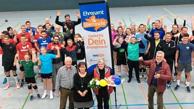 Schöne Überraschung: (vorne, von links) Dieter Holsten, Vorstandsmitglied des KSB Landkreis Oldenburg, und Sandra Aichele aus dem Vorstand des TV Hude gratulierten Uta Klammt. Ihre Handballer feuerten sie an. 