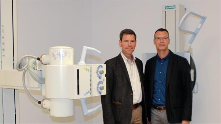 Eine Röntgenanlage ist im neuen Gesundheitszentrum in Werlte installiert worden. Darüber freuen sich Werltes stellvertretender Stadtdirektor Christian Rüve (links) und Ralph Deitermann, Regionalmanager des Leader-Region Hümmling. 