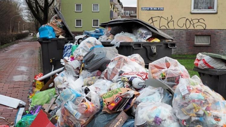 Eineinhalb Meter hoch türmte sich der Müll an der Jägerstraße vor Kurzem. Er liegt dort, wo die Müllabfuhr rein juristisch nicht einsammeln darf. 