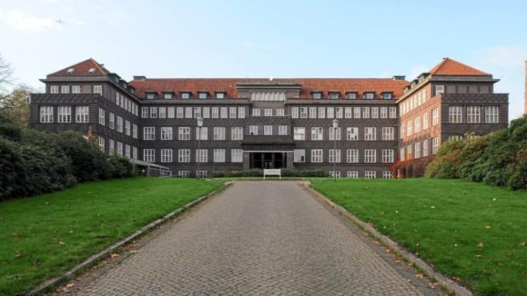 Vier teils ehemalige Mitarbeiter des Klinikums Delmenhorst werden angeklagt. Vier teils ehemalige Mitarbeiter des Klinikums Delmenhorst werden angeklagt.