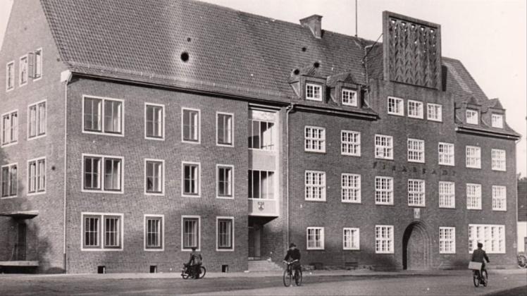 Bis 1987 war das Finanzamt in dem 1926 fertiggestellten Dienstgebäude am Bismarckplatz beheimatet. Das Zierwerk am Giebel über dem Eingang ist längst verschwunden. Archivfoto: Hermann Weizsäcker
