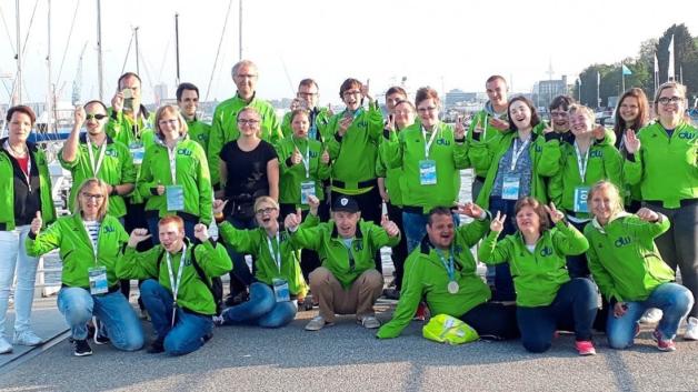 Insgesamt 20 Sportler waren mit Trainer und Betreuer zu den nationalen Spielen der Special Olympics nach Kiel gereist. Insgesamt 20 Sportler waren mit Trainer und Betreuer zu den nationalen Spielen der Special Olympics nach Kiel gereist.