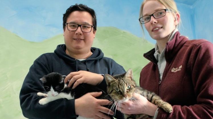 Mark Ungnade und Nadine Sprathoff mit den ersten Katzen, die in den Katzenanbau ziehen konnten.