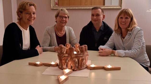 Ins Dorfgemeinschaftshaus Elmeloh wird die neue Trauergruppe eingeladen von (von links) der Koordinatorin Susanne Lebedinzew und den Trauerbegleitern Hanna Otter-Sandstedt, Oliver Uhlhorn und Jouliette Gabrisch. Ins Dorfgemeinschaftshaus Elmeloh wird die neue Trauergruppe eingeladen von (von links) der Koordinatorin Susanne Lebedinzew und den Trauerbegleitern Hanna Otter-Sandstedt, Oliver Uhlhorn und Jouliette Gabrisch.