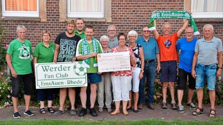 Mit ihrer Benefizfahrradtour nach Bremen sammelten die Rheder „Ems-Auen“ und die Kolpingsfamilie 8205 Euro für Leukin. Mit ihrer Benefizfahrradtour nach Bremen sammelten die Rheder „Ems-Auen“ und die Kolpingsfamilie 8205 Euro für Leukin.