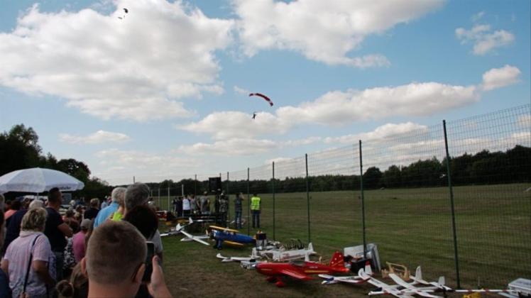Fallschirmspringer landeten auf dem Platz des Modellflugclubs in Werlte. 