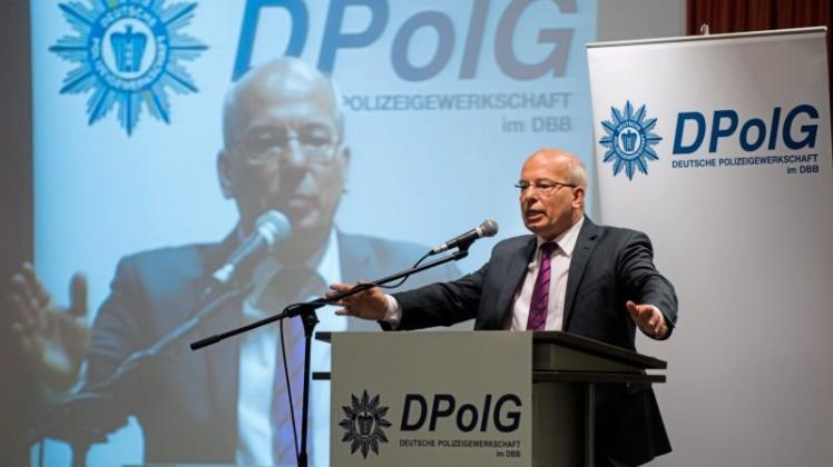 Rainer Wendt, Bundesvorsitzender der Deutschen Polizeigewerkschaft (DPolG), macht sich für mehr Personal stark. Die von der GroKo beschlossene Verstärkung der Polizeikräfte sei „genau der richtige und notwendige Schritt“. 