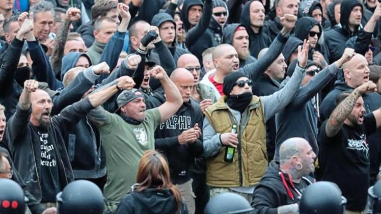 Am Montagabend standen 6000 Demonstranten aus dem eher rechten Spektrum, darunter gewaltbereite Neonazis und Hooligans, etwa 1500 Gegendemonstranten gegenüber - dazwischen knapp 600 Polizisten. 