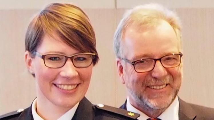 Polizeipräsident Johann Kühme mit Gerke Stüven, der neuen Polizeichefin in Wildeshausen. Polizeipräsident Johann Kühme mit Gerke Stüven, der neuen Polizeichefin in Wildeshausen.