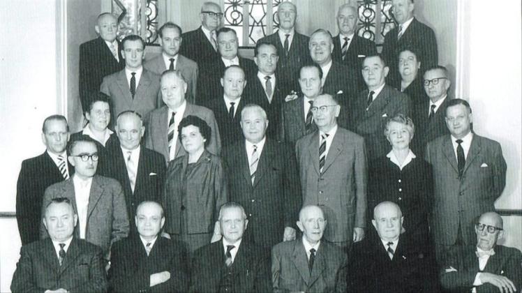 Kommunalpolitik anno 1960: Vier Frauen verlieren sich im Kreise der meist männlichen Delmenhorster Ratsmitglieder. 