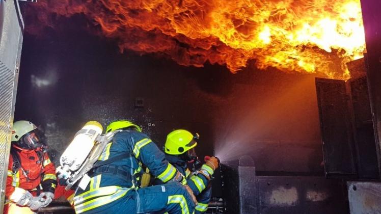 Echte Flammen, hohe Temperaturen und kein Sauerstoff: Die Bedingungen für die Feuerwehrleute im Brandsimulator sind nah an der Realität. 40 Kameraden der Papenburger Feuerwehren probten in dem Container verschiedene Brandsituationen. 