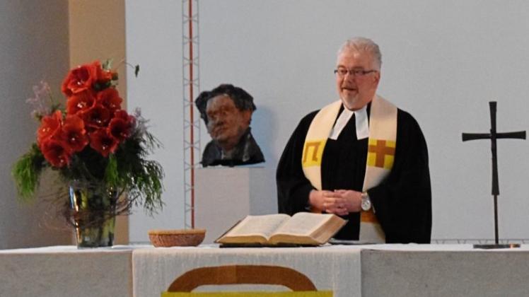 Pfarrer Thomas Meyer leitete am Sonntag den Gottesdienst in der Stadtkirche. Für Protestanten war das Reformationsjubiläum 2017 prägend, wovon die Skulptur im Hintergrund noch zeugt. 