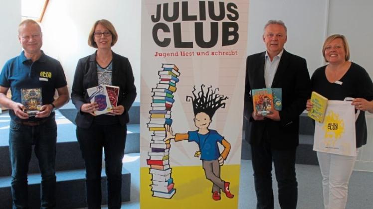 Auf den Start des Julius-Club am Donnerstag freuen sich Bibliotheksleiter Josef Lüken, Kulturdezernentin Monika Schwegmann, VGH-Regionaldirektor Ralf Wagemann und Bibliothekarin Simone Knocke. 