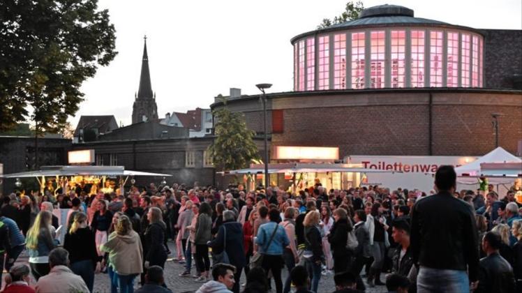 Die Markthalle zeigt ihre Pracht am Abend: eine Außenansicht beim Delmenhorster Stadtfest. Archivfoto: Thomas Breuer Die Markthalle zeigt ihre Pracht am Abend: eine Außenansicht beim Delmenhorster Stadtfest. Archivfoto: Thomas Breuer