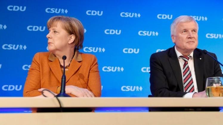 Bundeskanzlerin Angela Merkel (l, CDU) und ihr Innenminister  Horst Seehofer (CSU) ,seit Jahren zerstritten in der Asylpolitik wie ein Bild aus 2017 zeigt, scheinen sich anzunähern. Foto:dpa