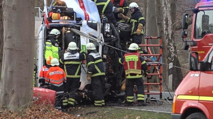 Erst durch einer aufwendigen Rettungsaktion konnte der Fahrer von der Wildeshauser Feuerwehr aus seinem völlig zertrümmerten Laster befreit werden. Foto: Nonstopnews