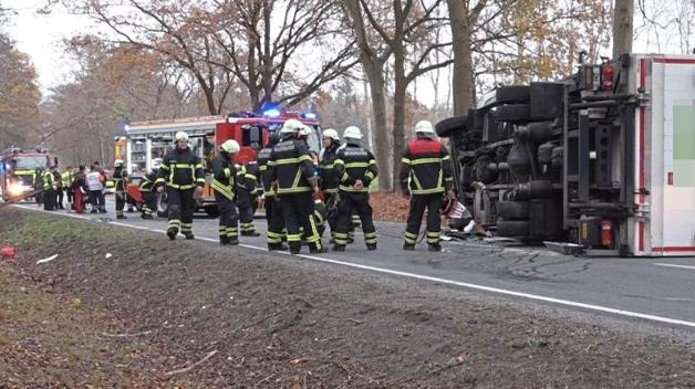 Am Montagmittag hat sich auf der Goldenstedter Straße zwischen Wildeshausen und Kleinenkneten (Landkreis Oldenburg) ein schwerer Lastwagenunfall ereignet. 