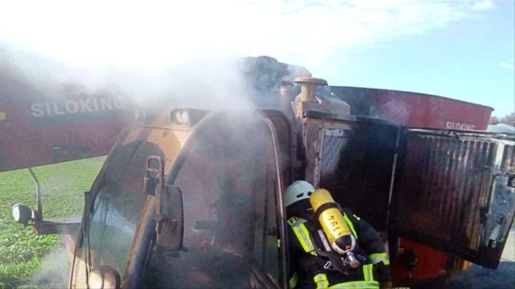 Brandherd nur schwer erreichbar: Feuerwehr löscht brennendes Fahrzeug in Littel. 