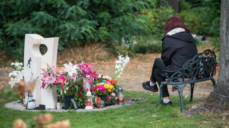 Die Mutter der getöteten 14-Jährigen Keira aus Berlin-Hohenschönhausen trauert am Grab ihrer Tochter. Foto: dpa/Arne Immanuel Bänsch
